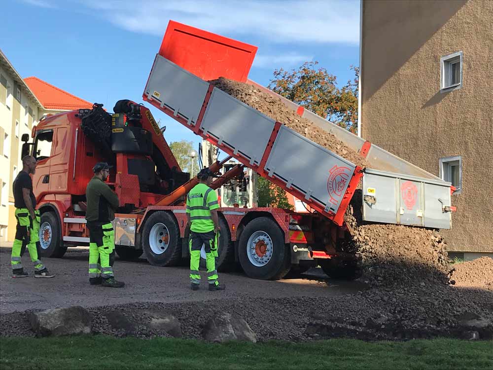 Personalen lastar av jord från en lastbil